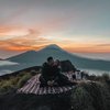 Romantis Banget, Berikut 5 Potret Nikita Willy dan Indra Priawan Liburan di Gunung Batur