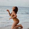 10 Gaya Selebriti Kenakan Bikini Saat Libur Akhir Tahun, Seru Banget Main Air!