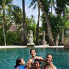 Potret Liburan Keluarga Dwi Sasono ke Bali, Trip Dadakan yang Seru Banget!