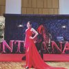 7 Pesona Sandrinna Michelle Pakai Baju Merah, Bikin Auranya Makin Terpancar