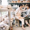 Bak Drama Korea, Ini 8 Potret Romantis Reza Arap dan Wendy Walters saat Buat Keramik Bareng