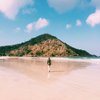 Berselancar di Selong Belanak, Surganya Pantai di Lombok Tengah