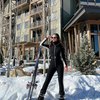 6 Potret Nia Ramadhani Main Ski, Tetap Kece Badai Meski Berada di Antara Salju