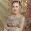 7 Potret Prewedding Sarah Gibson Pakai Busana Adat Minang, Cantik Banget Bak Ratu!