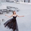 6 Potret Cinta Laura Lakukan Pemotretan Bertema Black Swan, Pesonanya Gak Ada Obat!