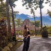10 Potret Memesona Anya Geraldine di Yogyakarta, Syuting Film Bareng Reza Rahardian
