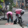 Potret Bapak Ojol Berhenti di Pinggir Jalan Buat Salat, Tuai Pujian Netizen