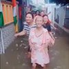 6 Potret Tingkah Santuy Emak-Emak di Tengah Banjir, Ada yang Sampoan dong!