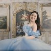 7 Potret Natasha Wilona dengan Gaun Biru Ala Cinderella, Cantik dan Menawan