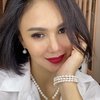 10 Potret Yuni Shara Pakai Lipstik Merah, Pesonanya Bak Remaja 