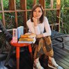 6 Celana Batik Najwa Shihab yang Curi Perhatian, Tetap Catchy Dipadukan dengan Sneakers