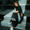 6 Celana Batik Najwa Shihab yang Curi Perhatian, Tetap Catchy Dipadukan dengan Sneakers