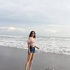 7 Keseruan Mischelle Ziudith Liburan di Bali, Nikmati Suasana Pantai hingga Pose Cantik Naik Perahu