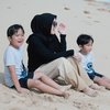 Lupakan Masalah dengan Ayus Sabyan, Ini Potret Ririe Fairus Liburan ke Pantai Bareng Anak-Anaknya