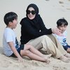 Lupakan Masalah dengan Ayus Sabyan, Ini Potret Ririe Fairus Liburan ke Pantai Bareng Anak-Anaknya