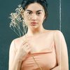 10 Potret Selebriti Indonesia Pakai Baju Warna Kulit, Bikin Salah Fokus!