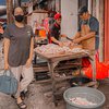 Terkenal dan Kaya Raya, Ini Potret Ussy Sulistiawaty yang Masih Suka Belanja di Pasar Bareng Anak