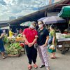 Terkenal dan Kaya Raya, Ini Potret Ussy Sulistiawaty yang Masih Suka Belanja di Pasar Bareng Anak