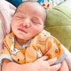 10 Potret Pose Baby Air Rumi saat Tidur, Makin Imut dan Gemesin Banget!