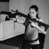 8 Potret Pevita Pearce Latihan Menembak, Pesonanya nge-Dorr Banget!