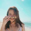 Pesona Prilly Latuconsina Waktu Main di Pantai, Wajah Tanpa Make Up-nya Curi Perhatian