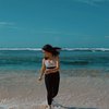 Pesona Prilly Latuconsina Waktu Main di Pantai, Wajah Tanpa Make Up-nya Curi Perhatian