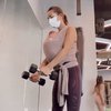 7 Potret Jennifer Bachdim Work Out Sambil Gendong Anak, Body Goals-nya Bikin Iri!