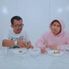 8 Potret Raditya Dika Icip Menu Takjil Lezat Hits di Indonesia