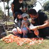 10 Momen Ammar Zoni dan Irish Bella Ajak Baby Air Kunjungi Makam Mendiang Anak Kembarnya