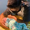 Manis Banget, Ini 5 Potret Rizki DA Bersama Bayinya yang Baru Lahir