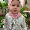 10 Potret Khalisa Anak Bungsu Kartika Putri dan Habib Usman Saat Berjilbab, Lucunya Kayak Boneka!