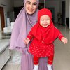 10 Potret Khalisa Anak Bungsu Kartika Putri dan Habib Usman Saat Berjilbab, Lucunya Kayak Boneka!