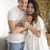Intip Gaya Pemotretan Keluarga Andrew Andika dan Tengku Dewi, Baby Eshan Gemes Abis!