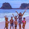 Hobi Main ke Pantai, Berikut 9 Potret Kompak Keluarga Indah Kalalo