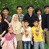 Deretan Potret Caesar Hito Rayakan Lebaran Bareng Keluarga yang Muslim, Netizen Auto Bingung
