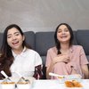 10 Potret Syifa Hadju Bareng Rizkina Nazar, Kompak dan Mirip Banget Kayak Kakak Beradik!