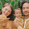 7 Potret Kimberly Ryder Momong 2 Anak, Ada yang Masak Sambil Gendong Baby loh