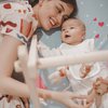 7 Potret Kimberly Ryder Momong 2 Anak, Ada yang Masak Sambil Gendong Baby loh