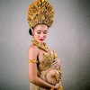 10 Potret Maternity Shoot Lucinta Luna Bareng Pasangan Pakai Adat Bali, Baby Bumb Jadi Sorotan