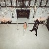 8 Potret Bahagia Ariana Grande dan Dalton Gomez di Acara Pernikahannya, Gaunnya Simple Tapi Elegan