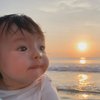 Ini Potret Gemes Baby Chloe Anak Asmirandah Saat Pertama Kali Main di Pantai