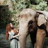 Intip Potret Siti Badriah dan Suami Liburan ke Bali, Seru Banget Main sama Gajah!