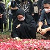 10 Momen Pemakaman Ayah Ria Ricis dan Oki Setiana Dewi