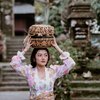 10 Potret Siti Badriah Pakai Baju Adat Bali, Pancarkan Pesona Natural di Pura hingga Belanja Kebaya