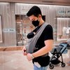 Ini Potret Baby Ukkasya Anak Zaskia Sungkar Lagi ke Mall, Harga Strollernya Seharga 2 Motor lho!