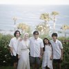 Pakai Baju Serba Putih, Ini 10 Potret Kompak Keluarga Andre Taulany Saat Liburan ke Bali