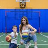 Celine Evangelista Temani Anak Main Basket, Baju Ketatnya Disorot Netizen!