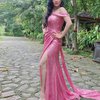 5 Potret Dewi Perssik Pakai Gaun Berbelahan Tinggi, Bodynya Idaman Banget