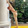 7 Gaya Ekstrem Inul Daratista Lakukan Yoga, Badan Lenturnya Bikin Warganet Heran
