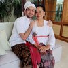 7 Potret Reza Rahardian Pakai Baju Adat Bali Saat Penyucian Villa, Gagah Banget